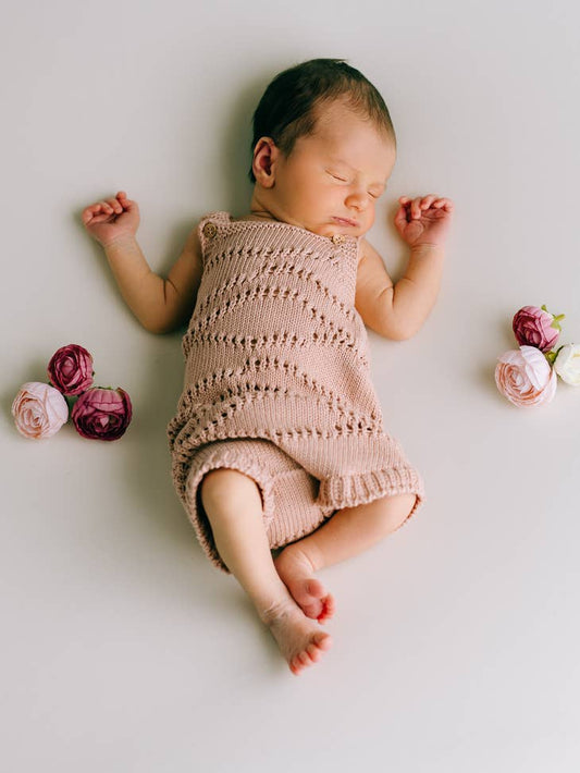 Mono rosa con forma de ondas