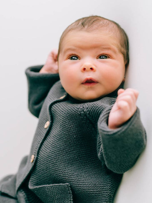 Conjunto de chaqueta y pantalón gris oscuro