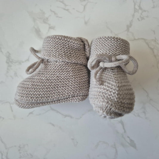 Patucos de bebé color nuez