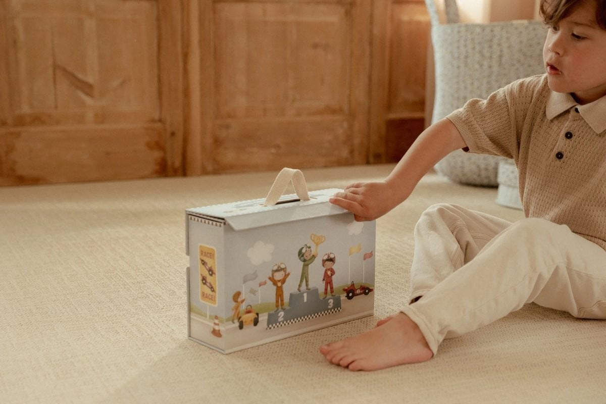 CAJA DE JUEGO CON PISTA CARRERAS FSC LITTLE DUTCH