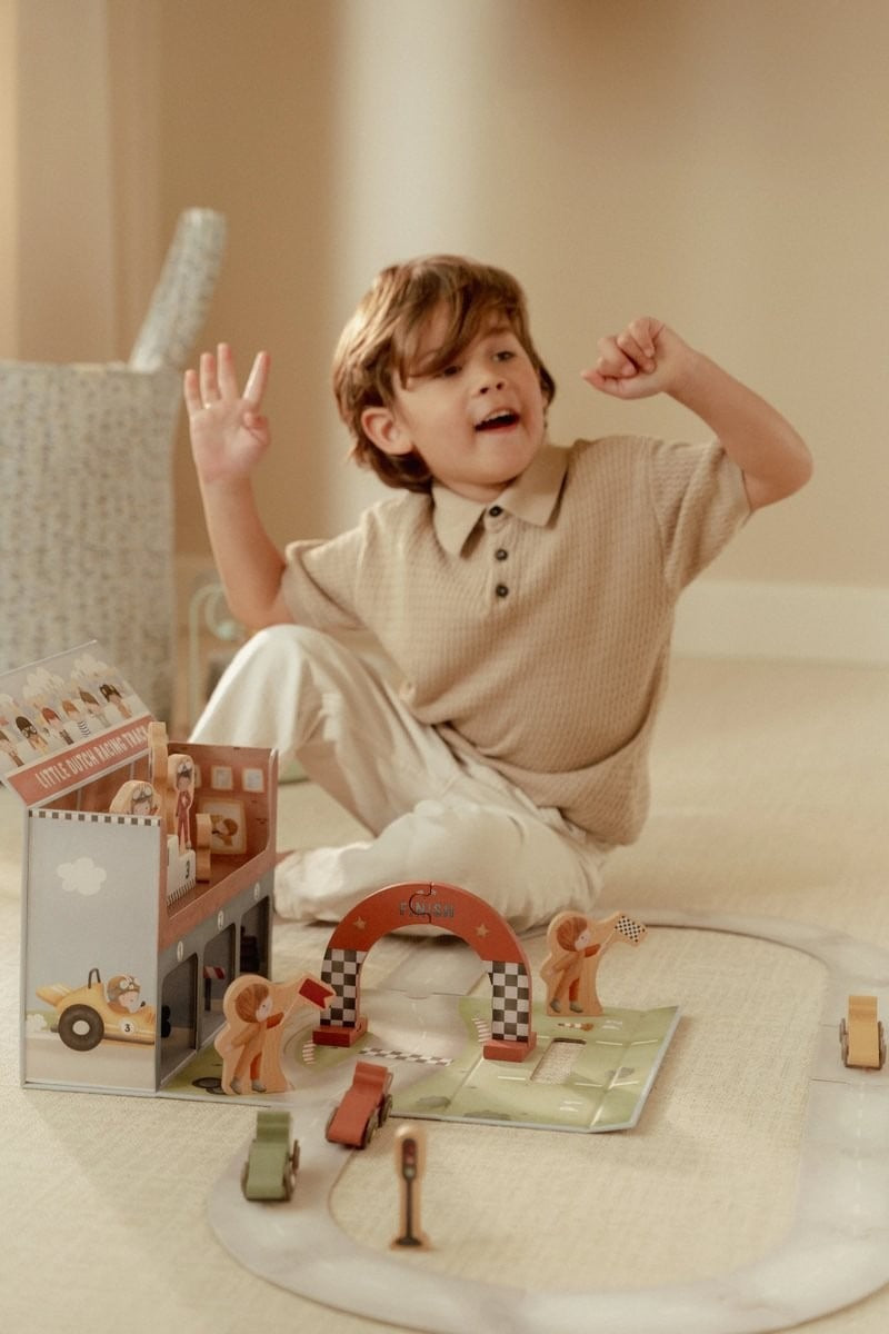 CAJA DE JUEGO CON PISTA CARRERAS FSC LITTLE DUTCH