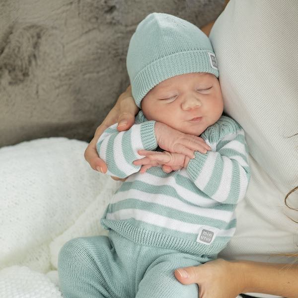 Un Bebé Recién Nacido Con Un Gorro De Punto Con Orejas. Imitación De Un Bebé  En El Útero. Retrato De Un Recién Nacido El Concepto De Salud, Crianza  De Los Hijos, Día