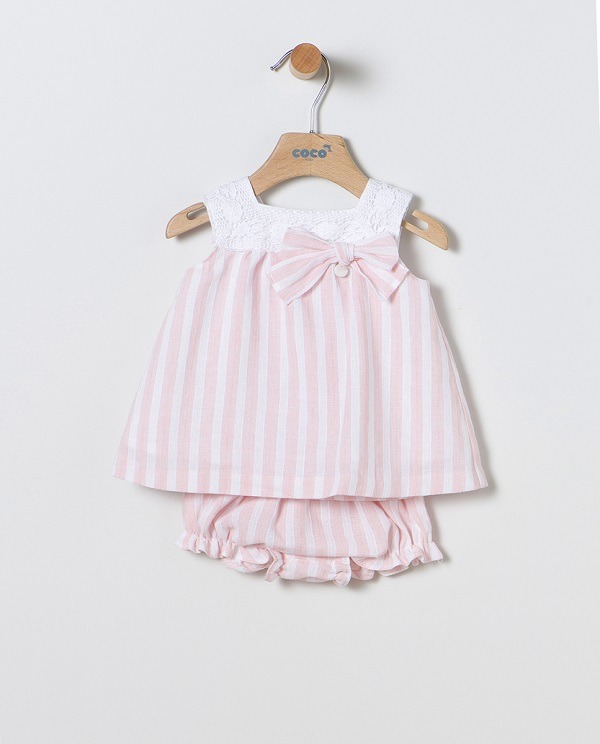 Vestido de bebé niña y puntilla blanco.