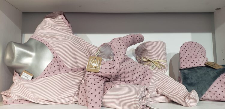 Conjunto Jubón y Polaina Huellas Rosa Primera Puesta - Imagen 2