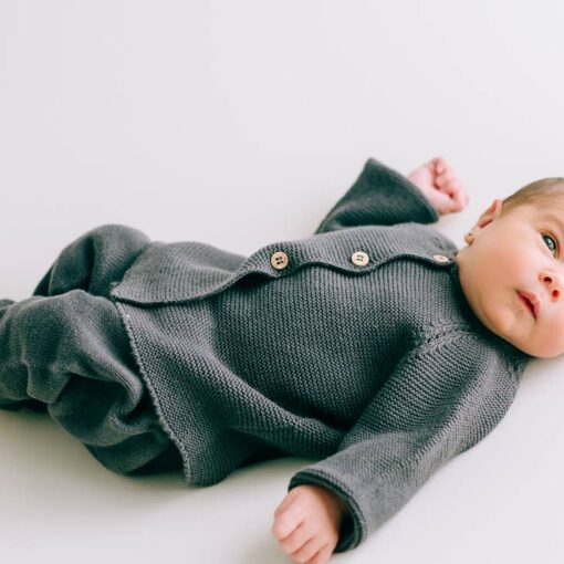 Conjunto de chaqueta y pantalón gris oscuro