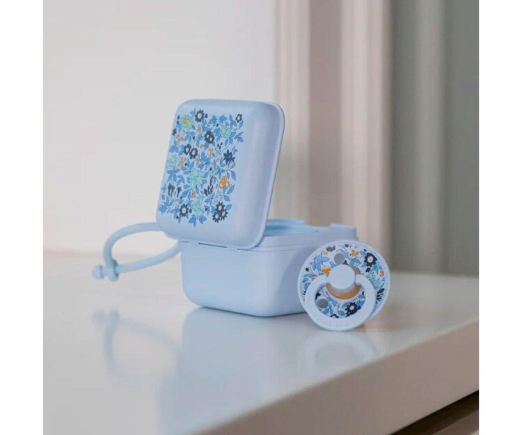 Portachupetes BIBS Liberty Chamomile Lawn Baby Blue - Imagen 3