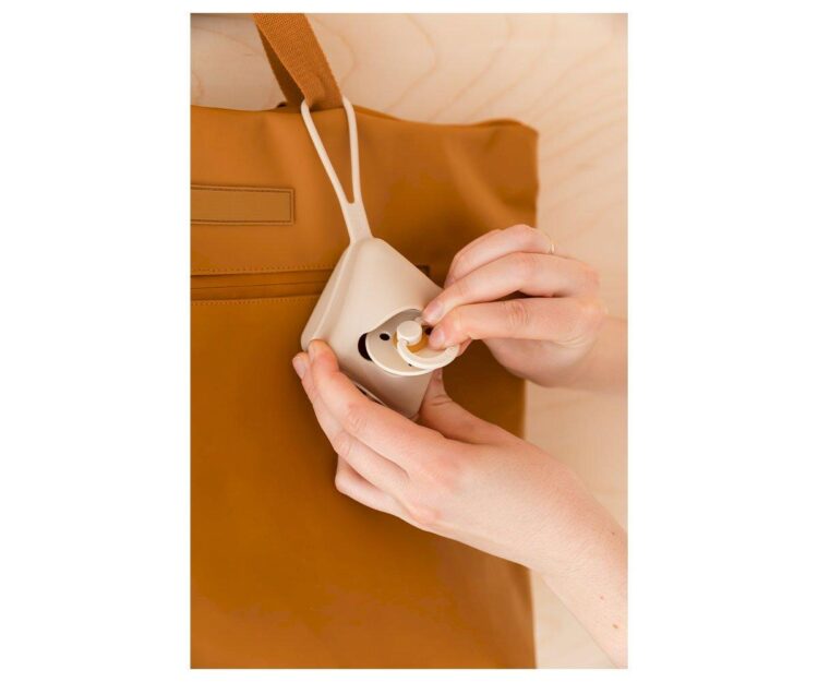 Portachupetes Case BIBS Dark Oak - Imagen 5