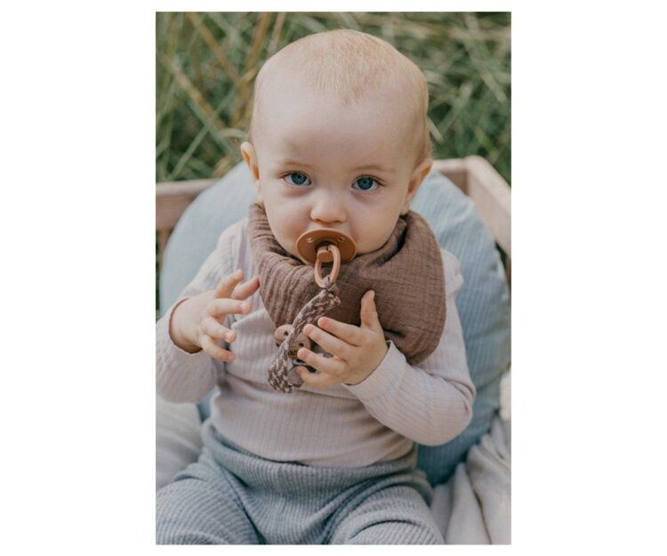 Chupetero BIBS Trenzado Dark Oak/vanilla - Imagen 2